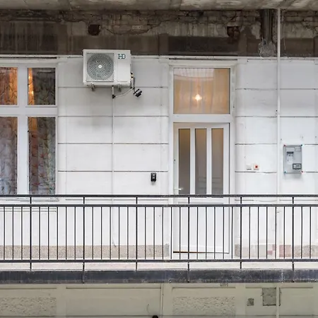 Design Near Keleti Railway Station * Budapesta